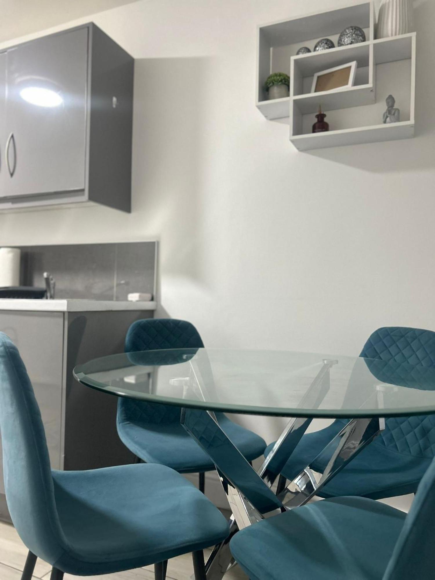 Short Solihull Apartment Sheldon (West Midlands)